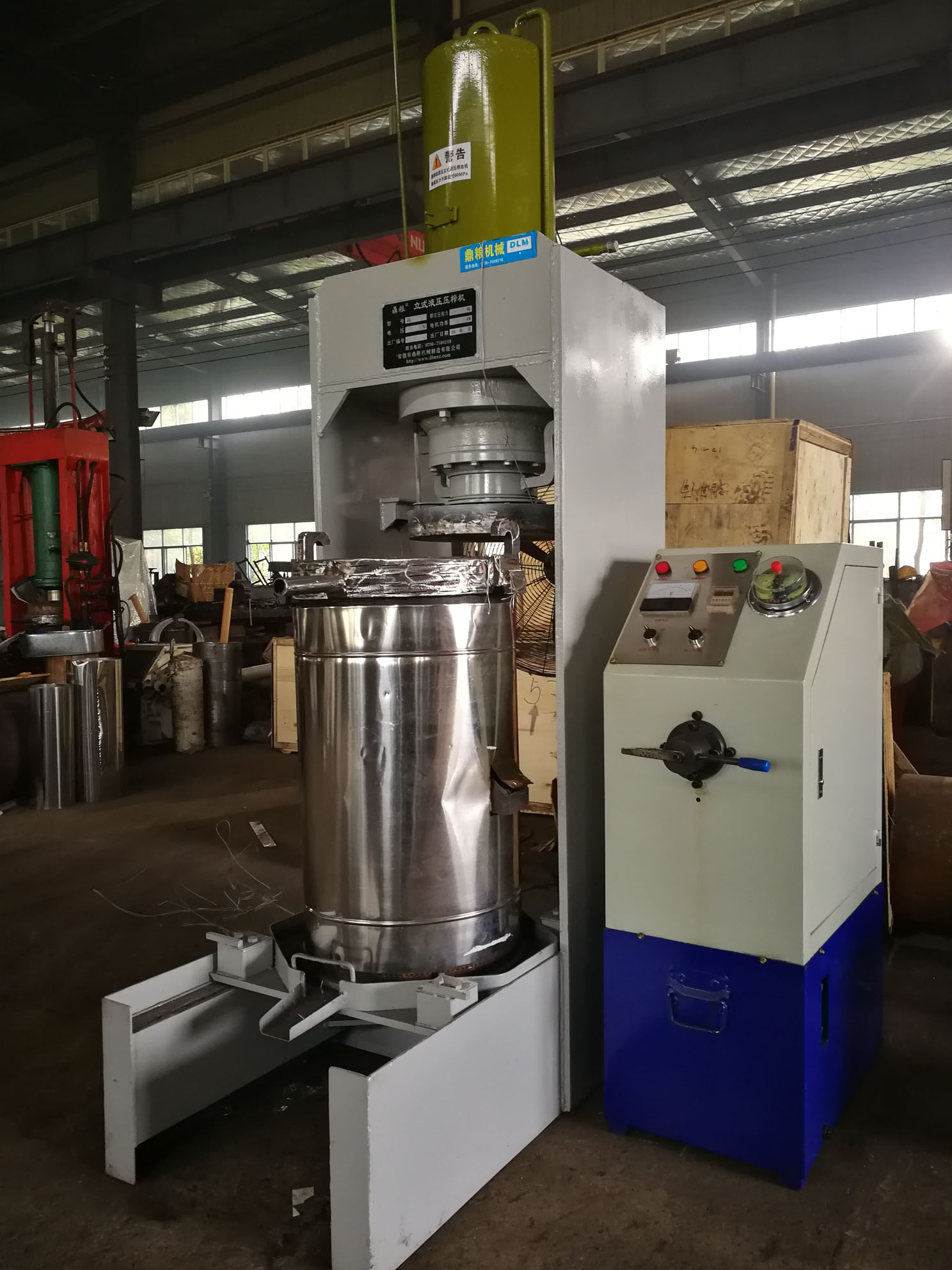 不銹鋼超高壓立式液壓壓榨機(jī)，果汁壓榨機(jī)，果渣壓榨機(jī)，藥材壓榨，油渣處理，白土壓榨